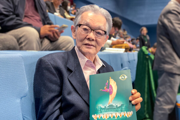 Lãnh đạo cấp cao DPP, ông Trương Tuấn Hoằng cảm kích buổi diễn thứ tám của Đoàn Nghệ thuật Biểu diễn Shen Yun New York tại Trung tâm Nghệ thuật Biểu diễn Đài Bắc hôm 07/04/2024. (Ảnh: Zhang Yuanzhang/The Epoch Times)