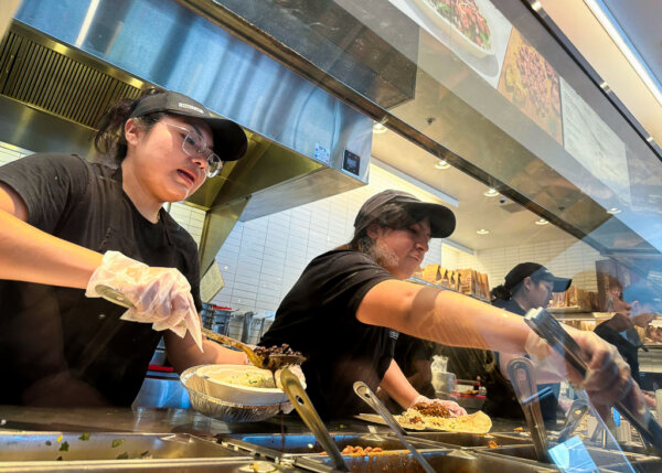 Nhân viên chuẩn bị đơn đặt hàng đồ ăn tại một nhà hàng Chipotle ở San Rafael, California, hôm 01/04/2024. (Ảnh: Justin Sullivan/Getty Images)