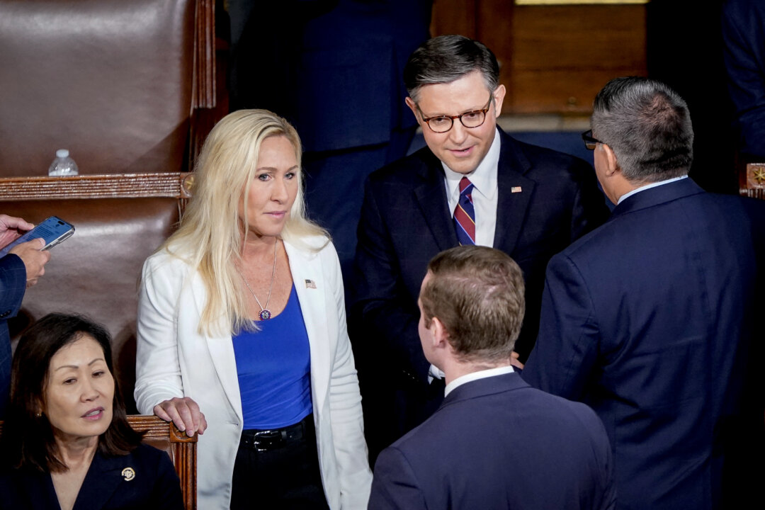 Dân biểu Marjorie Taylor Greene (bên trái) và Chủ tịch Hạ viện Mike Johnson (Cộng Hòa-Louisiana) (thứ 2 bên phải) đến dự bài diễn văn của Thủ tướng Nhật Bản Fumio Kishida trước cuộc họp chung của Quốc hội tại Tòa nhà Quốc hội Hoa Kỳ ở Hoa Thịnh Đốn, hôm 11/04/2024. (Ảnh: Drew Angerer/AFP qua Getty Images)