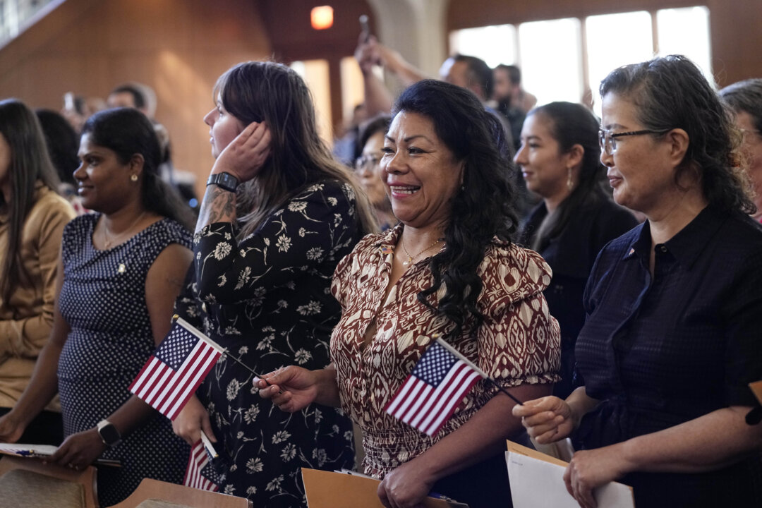 Những phụ nữ đại diện cho hơn 20 quốc gia tham gia Lễ Nhập tịch ở San Antonio hôm 08/03/2024. (Ảnh: AP Photo/Eric Gay, Ảnh tư liệu)