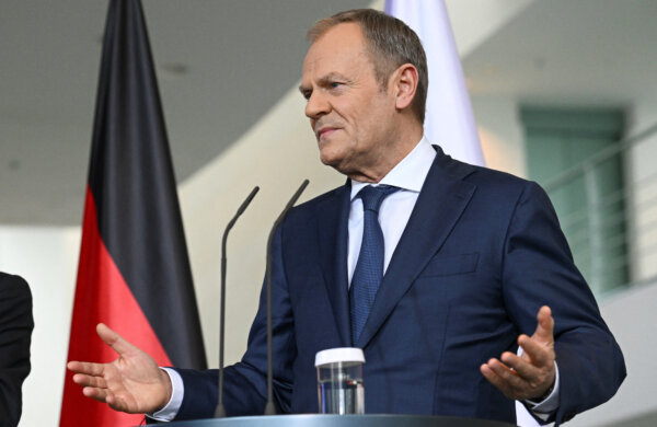 Thủ tướng Ba Lan Donald Tusk ra dấu trong một buổi họp báo ở Berlin, Đức, hôm 15/03/2024. (Ảnh: Annegret Hilse/Reuters/ File photo)