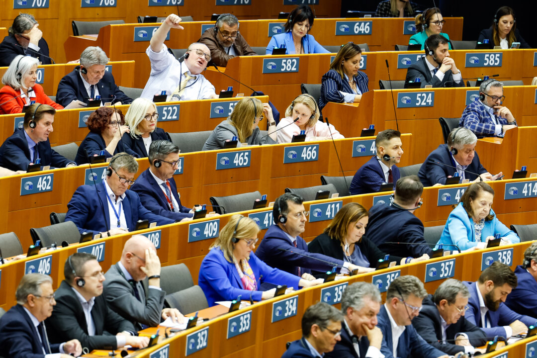 Các nghị viên của Nghị viện  u Châu tham gia một loạt cuộc biểu quyết khi họ tham dự phiên họp toàn thể tại Nghị viện  u Châu ở Brussels, hôm 10/04/2024. (Ảnh: Geert Vanden Wijngaert/AP Photo)