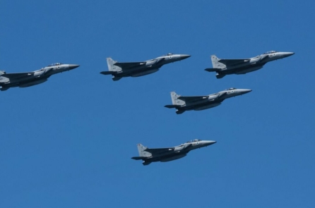 Israel tuyên bố sẽ đáp trả cuộc tấn công hỏa tiễn của Iran khi các hãng hàng không hủy chuyến bay tới khu vực