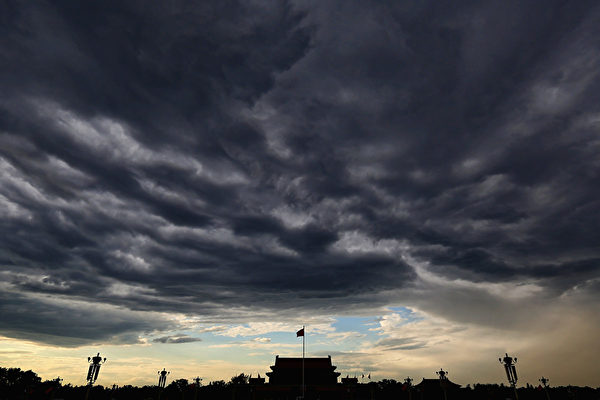 Toàn cảnh Quảng trường Thiên An Môn dưới bầu trời sắp chuyển mưa ở Bắc Kinh, Trung Quốc, vào ngày 04/07/2013. (Ảnh: Feng Li/Getty Images)