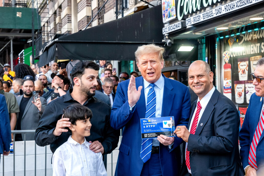Cựu Tổng thống Donald Trump đứng cùng các chính trị gia địa phương và nhân viên cửa hàng khi ông đến thăm một cửa hàng bách hóa tại khu thượng Manhattan ở New York, hôm 16/04/2024. (Ảnh: Spencer Platt/Getty Images)