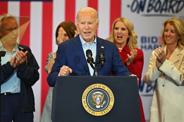Tổng thống Joe Biden nói trong một sự kiện vận động tranh cử tại Trung tâm Giải trí Martin Luther King ở Philadelphia, Pennsylvania, hôm 18/04/2024. (Ảnh: Drew Hallowell/Getty Images)