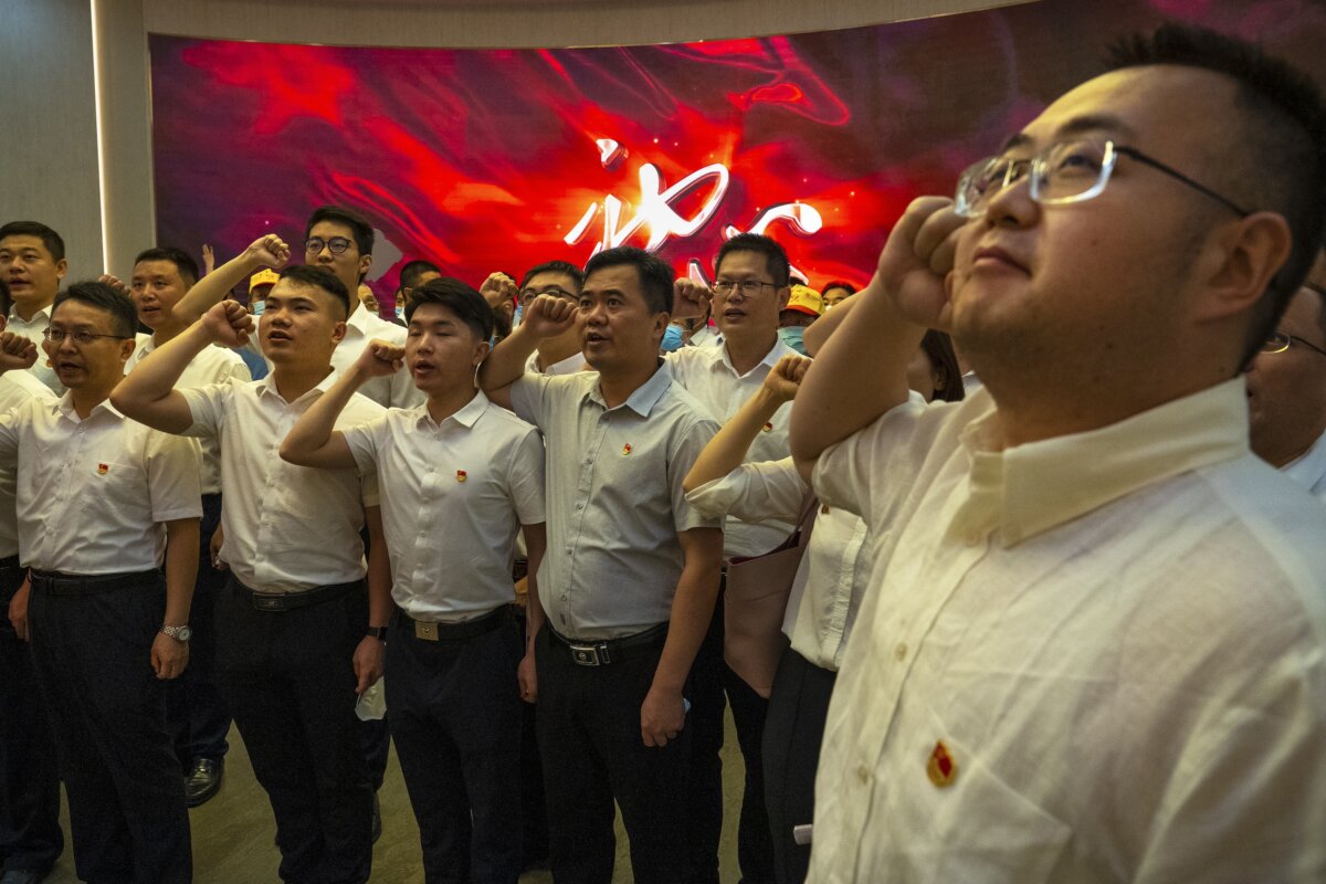 Du khách tuyên thệ bên trong Đài tưởng niệm Đại hội Toàn quốc lần thứ Nhất của ĐCSTQ ở Thượng Hải, Trung Quốc, vào ngày 17/06/2021. (Ảnh: Andrea Verdelli/Getty Images)