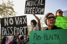 Những người biểu tình tụ tập cho một cuộc mít-tinh phản đối lệnh bắt buộc chích vaccine COVID-19 của Hội đồng Thành phố Los Angeles đối với nhân viên và các nhà thầu trong thành phố, ở Los Angeles vào ngày 08/11/2021. (Ảnh: Mario Tama/Getty Images)