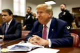 Cựu Tổng thống Donald Trump ngồi vào bàn của bị cáo trong phiên tòa hình sự khi quá trình lựa chọn bồi thẩm đoàn tiếp tục diễn ra tại Tòa án Hình sự Manhattan ở thành phố New York, hôm 19/04/2024. (Ảnh: Sarah Yenesel/Pool qua Getty Images)
