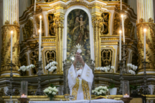 Một linh mục đeo khẩu trang đang cử hành thánh lễ tại Nhà thờ Nosso Senhor do Bonfim giữa đại dịch COVID-19 ở Salvador, Brazil, hôm 13/08/2020. (Ảnh: Bruna Prado/Getty Images)