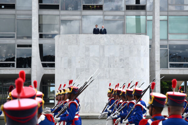 (Từ trái sang phải) Tổng thống Pháp Emmanuel Macron đứng cạnh Tổng thống Brazil Luiz Inácio Lula da Silva trong chuyến thăm chính thức Brazil tại Cung điện Planalto ở Brasilia, Brazil, hôm 28/03/2024. (Ảnh: Claudio Reis/Getty Images)