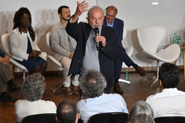 Ông Luiz Inácio Lula da Silva, cựu tổng thống Brazil (2003–2010) và là ứng cử viên tổng thống của Đảng Công nhân cánh tả (PT), đang diễn thuyết trong cuộc gặp gỡ với các nữ tu, linh mục, và các thành viên khác của giới tăng lữ, ở São Paulo, Brazil, hôm17/10/2022. (Ảnh: Nelson Almeida/AFP qua Getty Images)