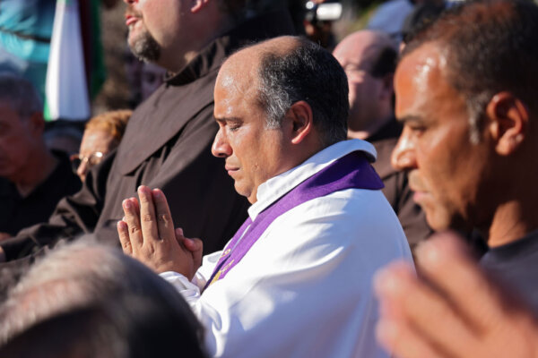 Linh mục Omar Raposo (ở giữa) cầu nguyện trong lễ an táng huyền thoại bóng đá Brazil Mario Zagallo tại nghĩa trang São João Batista ở Rio de Janeiro, Brazil, hôm 07/01/2024. (Ảnh: Lucas Figueiredo/Getty Images)
