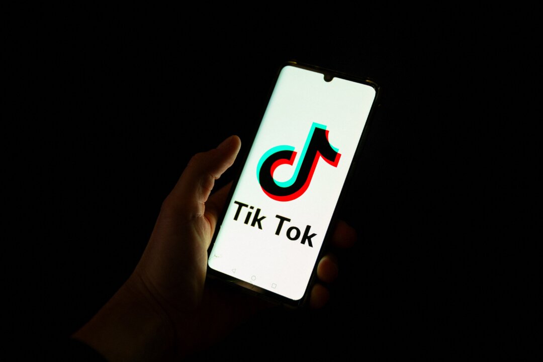 Tổng thống Biden ký dự luật có thể cấm TikTok