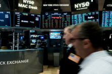 Các nhà giao dịch làm việc trên sàn của Sở Giao dịch Chứng khoán New York (NYSE) ở thành phố New York ngày 26/07/2023. (Ảnh: Spencer Platt/Getty Images)