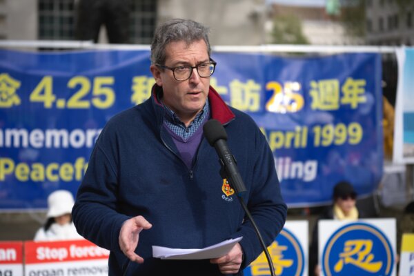Ông Benedict Rogers, đồng sáng lập Ủy ban Nhân quyền của Đảng Bảo Thủ và Tổ chức Theo dõi Hồng Kông, nói tại sự kiện đánh dấu kỷ niệm 25 năm cuộc thỉnh nguyện ôn hòa ở Bắc Kinh, London, hôm 20/04/2024. (Ảnh: Yanning Qi/The Epoch Times)