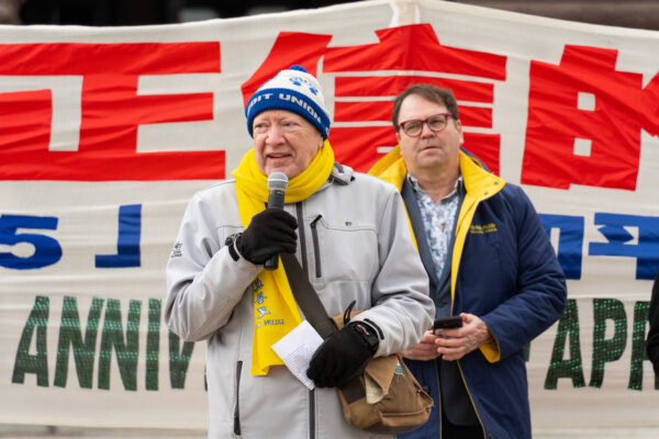 Ông Michael Stainton (trái), chủ tịch Hiệp hội Nhân quyền Đài Loan tại Canada, diễn thuyết trước hàng trăm học viên Pháp Luân Công tập trung trong cuộc mít-tinh tại khuôn viên cơ quan lập pháp Ontario ở Toronto hôm 20/04/2024 để lên án cuộc đàn áp kéo dài 25 năm của ĐCSTQ đối với môn tu luyện này. (Ảnh: Jerry Zhang/The Epoch Times)