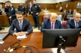 Cựu Tổng thống Donald Trump (giữa) ngồi cùng các luật sư Todd Blanche (trái) Emil Bove (phải) và trong phiên tòa xét xử hình sự khi việc lựa chọn bồi thẩm đoàn tiếp tục tại Tòa án Hình sự Manhattan ở Thành phố New York, hôm 19/04/2024. (Ảnh: Mark Peterson/Pool via Getty Images)