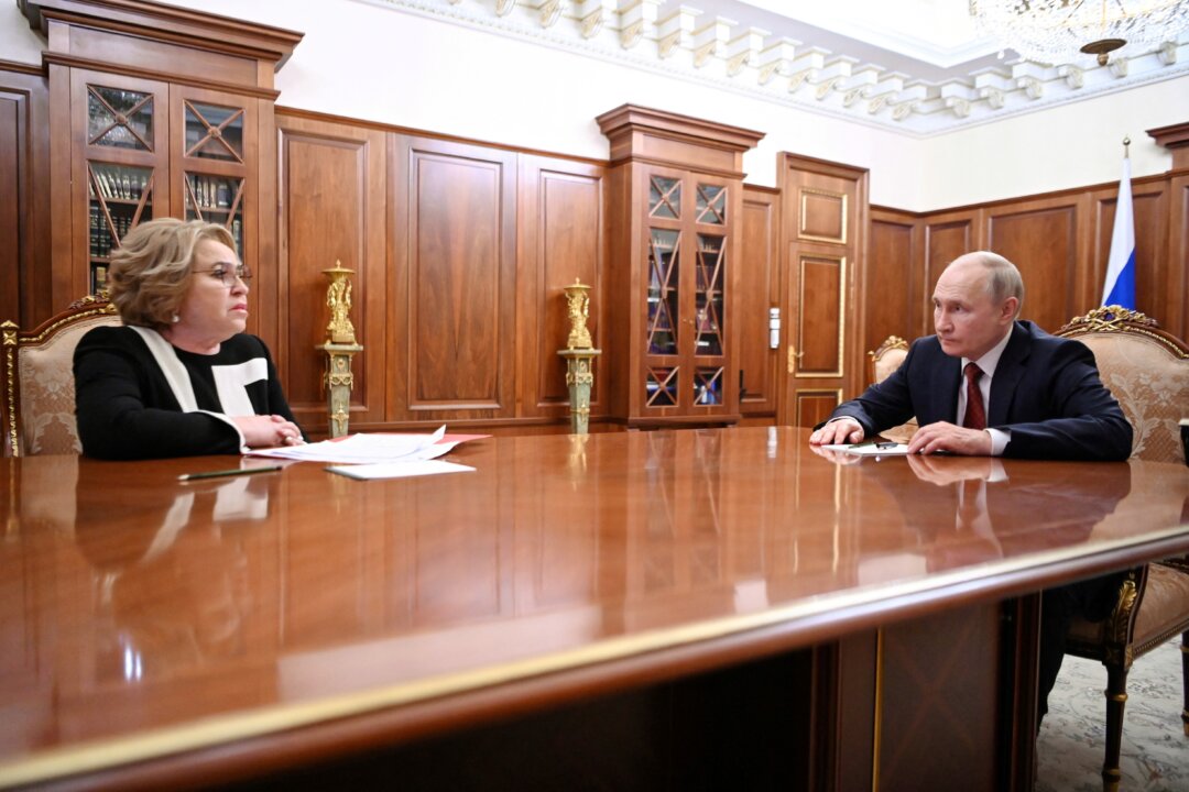 Tổng thống Nga Vladimir Putin gặp Chủ tịch Hội đồng Liên bang Nga Valentina Matviyenko tại Điện Kremlin ở Moscow vào ngày 01/08/2023. (Ảnh: Alexander Kazakov/Sputnik/Kremlin qua Reuters)