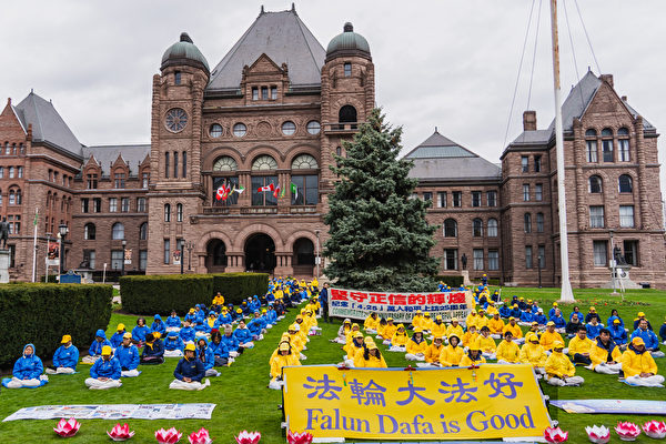 Hàng trăm học viên Pháp Luân Công ở Toronto tập trung trước Tòa nhà Nghị viện Ontario để kỷ niệm cuộc thỉnh nguyện ngày 25/04/1999 tại Bắc Kinh, hôm 20/04/2024. (Ảnh: Zhang Jerry/The Epoch Times)