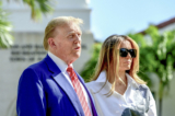 Cựu Tổng thống Donald Trump (trái) và cựu Đệ nhất phu nhân Melania Trump (phải) đến bỏ phiếu trong cuộc bầu cử sơ bộ ở Florida tại một điểm bỏ phiếu ở Palm Beach, Florida, hôm 19/03/2024. (Ảnh: Giorgio Viera/AFP qua Getty Images)