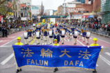 Các học viên Pháp Luân Công tham dự một cuộc diễn hành nhằm kêu gọi chấm dứt cuộc đàn áp đối với đức tin của họ ở Trung Quốc, tại khu Flushing của Quận Queens, New York, hôm 21/04/2024. (Ảnh: Larry Dye/The Epoch Times)