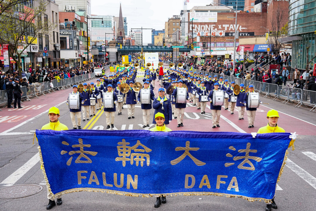 Các học viên Pháp Luân Công tham dự một cuộc diễn hành nhằm kêu gọi chấm dứt cuộc đàn áp đối với đức tin của họ ở Trung Quốc, tại khu Flushing của Quận Queens, New York, hôm 21/04/2024. (Ảnh: Larry Dye/The Epoch Times)