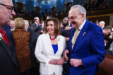 Lãnh đạo Khối đa số Thượng viện Chuck Schumer (Dân Chủ-New York) (phải) trò chuyện với cựu Chủ tịch Hạ viện Nancy Pelosi (Dân Chủ-California) (giữa) trước bài diễn văn Thông điệp Liên bang thứ ba của Tổng thống Joe Biden trước phiên họp chung của Quốc hội tại Phòng Hạ viện của Quốc hội Hoa Kỳ ở Hoa Thịnh Đốn, hôm 07/03/2024. (Ảnh: Shown Thew/POOL/AFP)