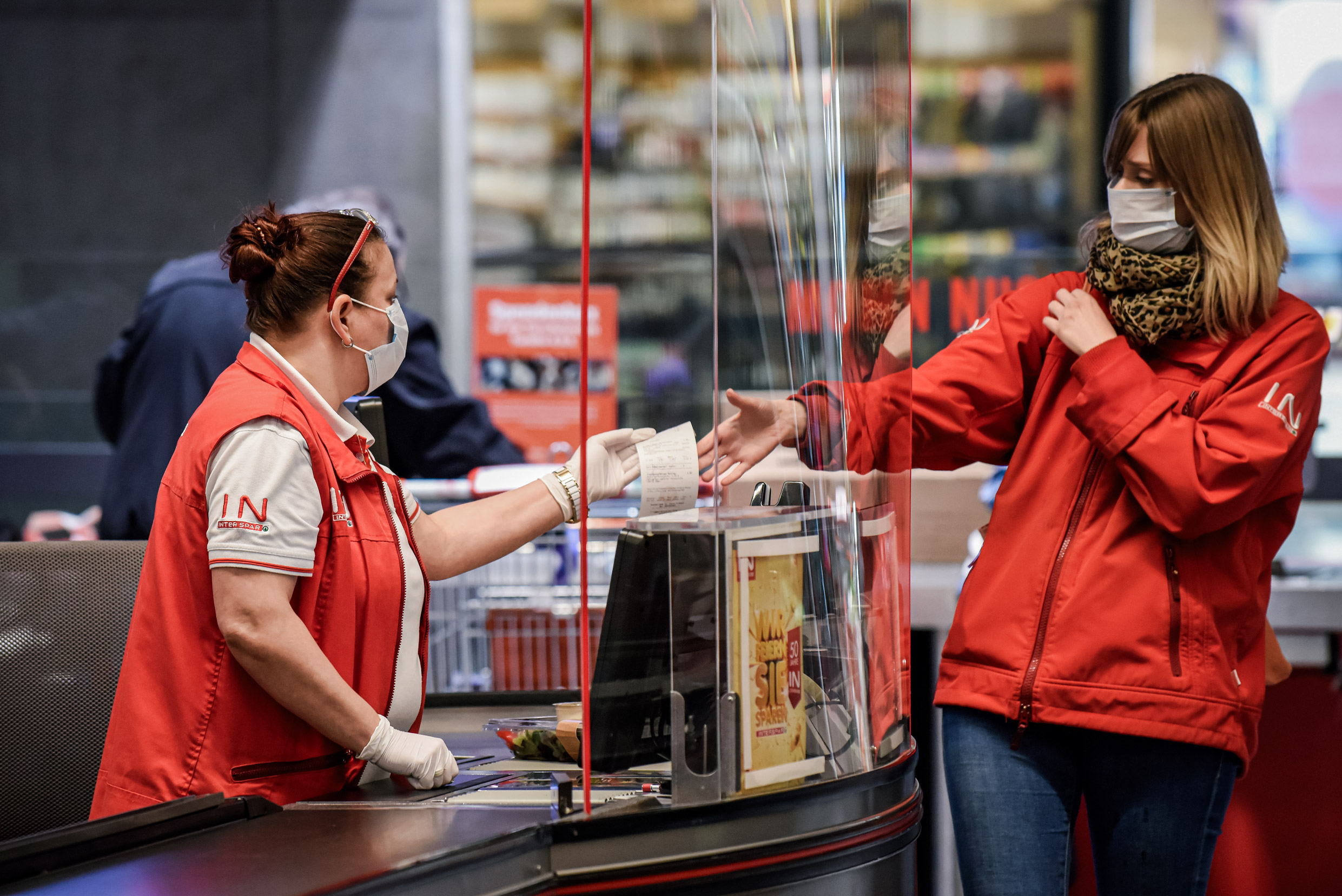 Một khách hàng đeo khẩu trang tại quầy thu ngân trong siêu thị ở Vienna, Áo, vào ngày 01/04/2020. (Ảnh: Thomas Kronsteiner/Getty Images)