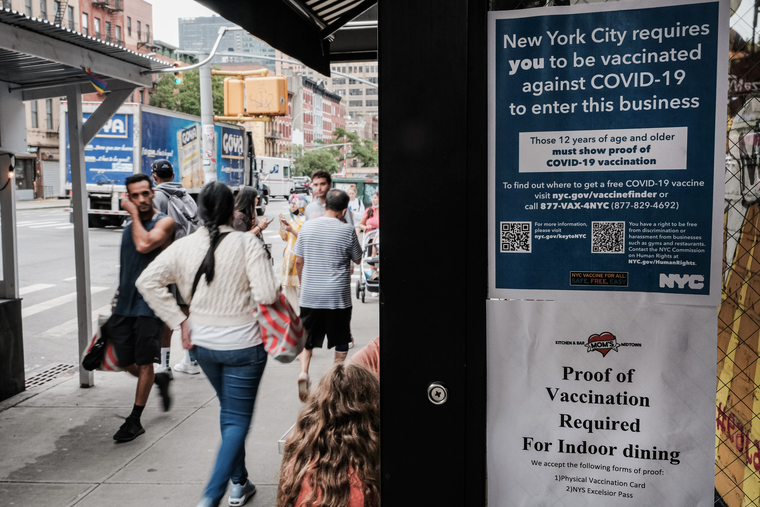 Một tấm biển trên cửa sổ nhà hàng thông báo rằng khách hàng sẽ cần đưa ra bằng chứng đã chích vaccine COVID-19 để được vào, tại thành phố New York, vào ngày 20/08/2021. (Ảnh: Spencer Platt/Getty Images)