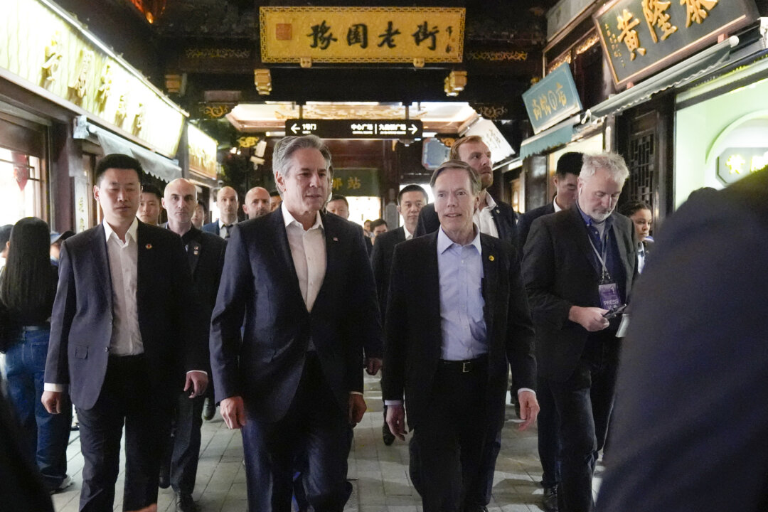 Ngoại trưởng Hoa Kỳ Antony Blinken (ở giữa, bên trái) và Đại sứ Hoa Kỳ tại Trung Quốc Nicholas Burns đi bộ qua Vườn Dụ Viên ở Thượng Hải hôm 24/04/2024. (Ảnh: Mark Schiefelbein/POOL/AFP qua Getty Images)