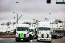 Xe tải chặn lối vào một bến container tại Cảng Oakland ở Oakland, California, ngày 21/07/2022. (Ảnh: Justin Sullivan/Getty Images)