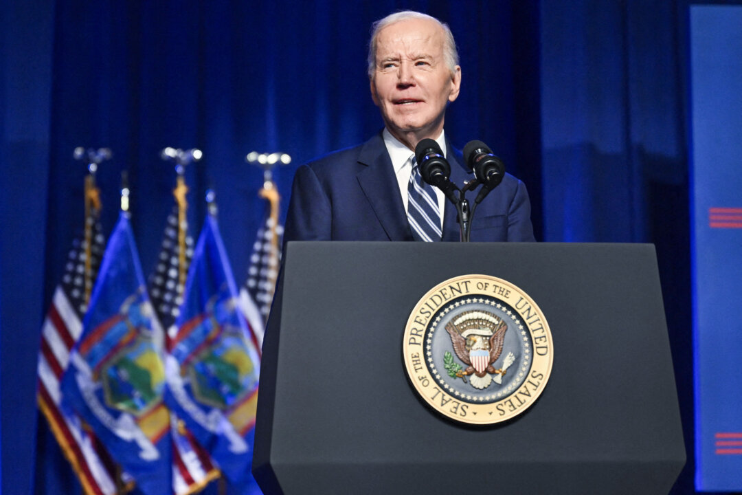 Tổng thống Joe Biden nói về vai trò của Đạo luật CHIPS và Khoa học cùng nghị trình Đầu tư vào Mỹ của mình, với mục đích phát triển nền kinh tế và tạo việc làm, tại Bảo tàng Milton J. Rubenstein ở Syracuse, New York, hôm 25/04/2024. (Ảnh: Andrew Caballero-Reynolds/AFP qua Getty Images)