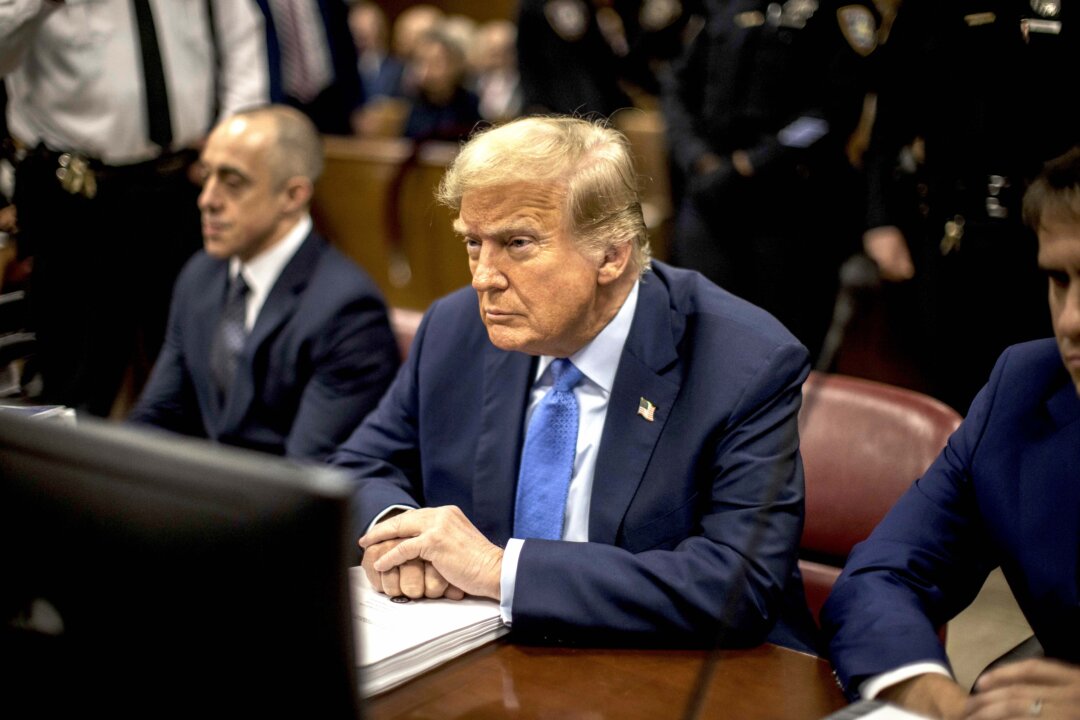 Cựu Tổng thống Donald Trump có mặt tại phiên tòa xét xử vì bị cáo buộc che đậy các khoản thanh toán tiền bịt miệng tại Tòa án Hình sự Manhattan ở New York, hôm 26/04/2024. (Ảnh: Dave Sanders/Pool qua Getty Images)