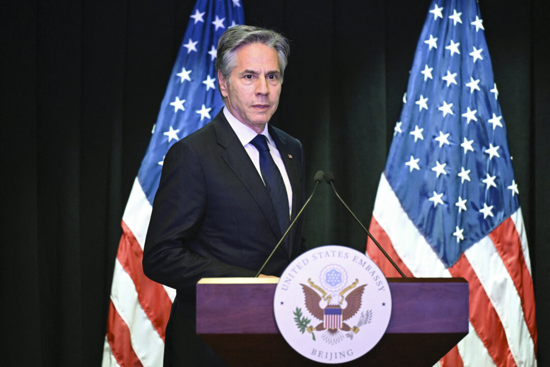 Ngoại trưởng Hoa Kỳ Antony Blinken tham dự một cuộc họp báo tại Đại sứ quán Hoa Kỳ ở Bắc Kinh, hôm 26/04/2024. (Ảnh: Wang Zhao/AFP qua Getty Images)
