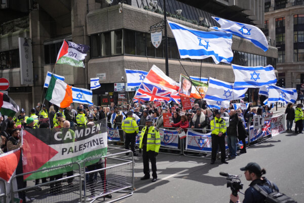 Những người ủng hộ Israel và những người ủng hộ Palestine tổ chức các cuộc biểu tình đối kháng trên đường Tottenham Court, trung tâm London, hôm 20/04/2024. (Ảnh: Yuki Mok/PA)