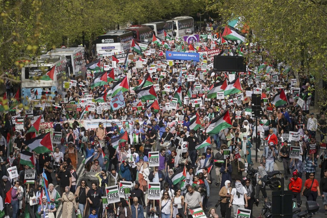 Những người tham gia cuộc tuần hành ủng hộ Palestine tại trung tâm London, hôm 13/04/2024. (Ảnh: Jeff Moore/PA)