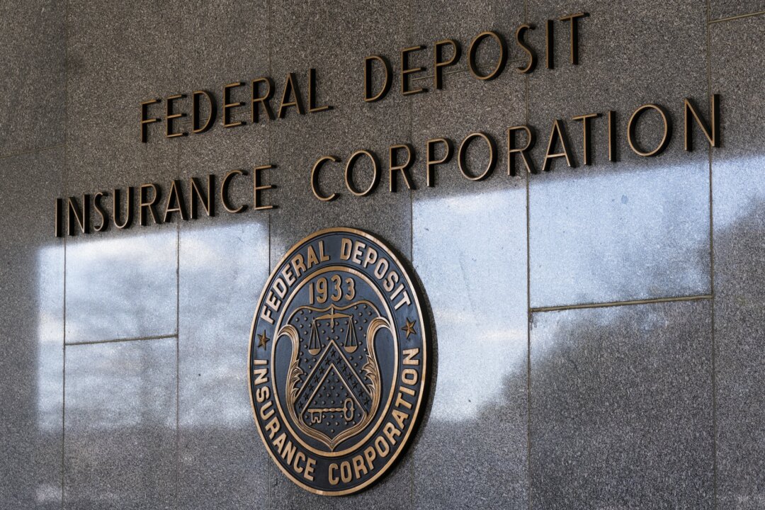 Dấu hiệu của Tổng công ty Bảo hiểm Tiền gửi Liên bang (FDIC) được nhìn thấy bên ngoài trụ sở chính của công ty ở Hoa Thịnh Đốn, vào ngày 14/03/2023. (Ảnh: AP Photo/Manuel Balce Ceneta, Tư liệu)