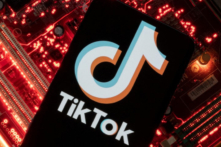 Ảnh minh họa một chiếc điện thoại thông minh hiển thị logo TikTok đặt trên bo mạch chủ máy điện toán, chụp vào ngày 23/02/2023. (Ảnh: Reuters/Dado Ruvic)