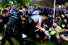 Cảnh sát bắt giữ những người biểu tình ủng hộ Palestine đang cắm trại tại Đại học Washington trong khuôn viên cơ sở St. Louis của đại học này ở St. Louis, Missouri, hôm 27/04/2024. (Ảnh: Christine Tannous/St. Louis Post-Dispatch qua AP)