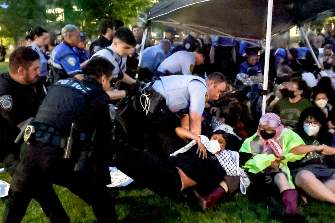 Cảnh sát bắt giữ những người biểu tình ủng hộ Palestine đang cắm trại tại Đại học Washington trong khuôn viên cơ sở St. Louis của đại học này ở St. Louis, Missouri, hôm 27/04/2024. (Ảnh: Christine Tannous/St. Louis Post-Dispatch qua AP)