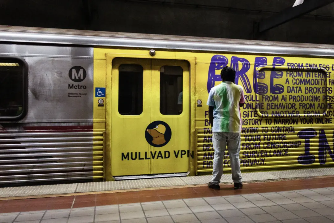 Hành khách chờ chuyến tàu LA Metro ở Los Angeles, hôm 10/04/2024. (Ảnh: John Fredricks/The Epoch Times)