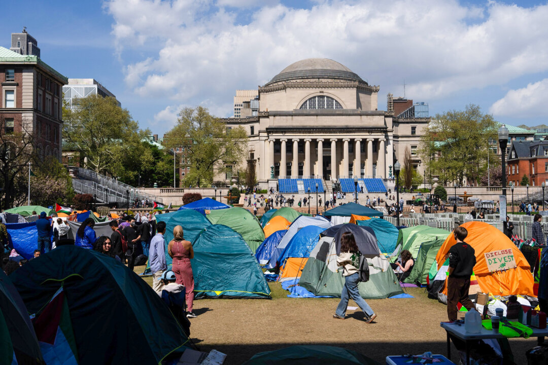 Mọi người đi bộ tại khu cắm trại ủng hộ Palestine tại Đại học Columbia ở New York, hôm 26/04/2024. (Ảnh: Adam Gray/Getty Images)