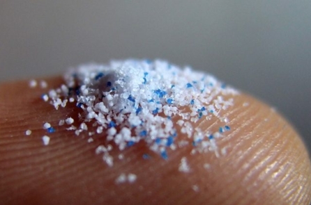 Nghiên cứu: Hóa chất trong hạt vi nhựa có thể được hấp thụ qua da