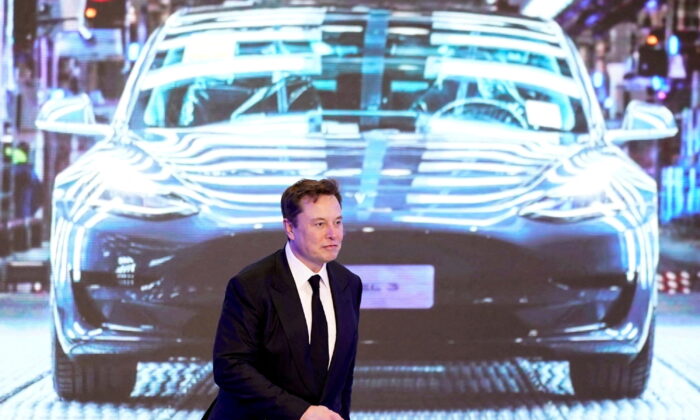 Ông Elon Musk, Tổng giám đốc Tesla, đứng cạnh một màn hình đang chiếu hình ảnh một chiếc Tesla Model 3 trong buổi lễ khai trương Model Y sản xuất tại Trung Quốc, ở Thượng Hải ngày 07/01/2020. (Ảnh: Aly Song/Reuters)