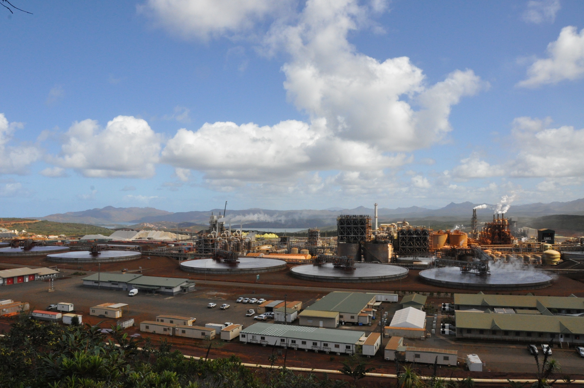 Toàn cảnh hoạt động của công ty Prony Resources chuyên sản xuất nickel và cobalt, phía đông thủ đô Nouméa, New Caledonia, năm 2020. (Ảnh: Radikal Pictures 2020/Ảnh tư liệu phát qua Reuters)