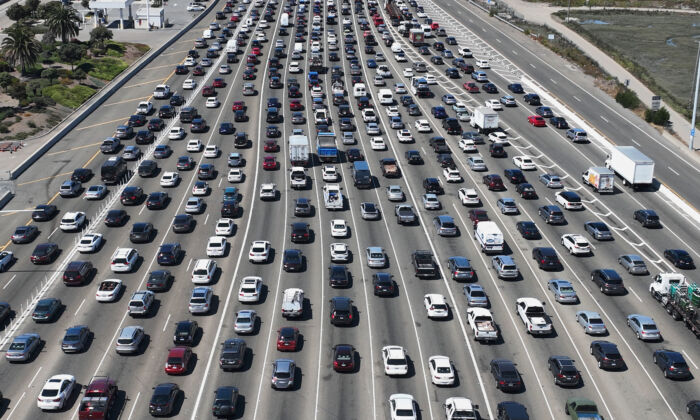 Giao thông tắc nghẽn tại trạm thu phí Cầu Vịnh San Francisco-Oakland vào ngày 24/08/2022. (Ảnh: Justin Sullivan/Getty Images)