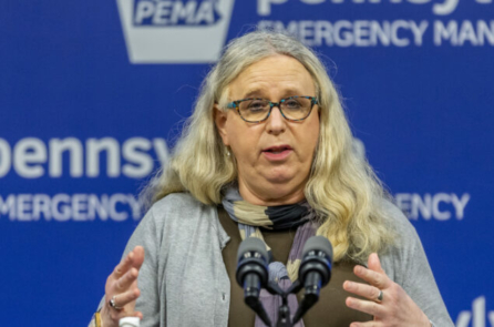 Thư điện tử cho thấy Bộ Y tế và Dịch vụ Nhân sinh Hoa Kỳ ủng hộ ‘chăm sóc khẳng định giới tính’ tại các tiểu bang có luật cấm