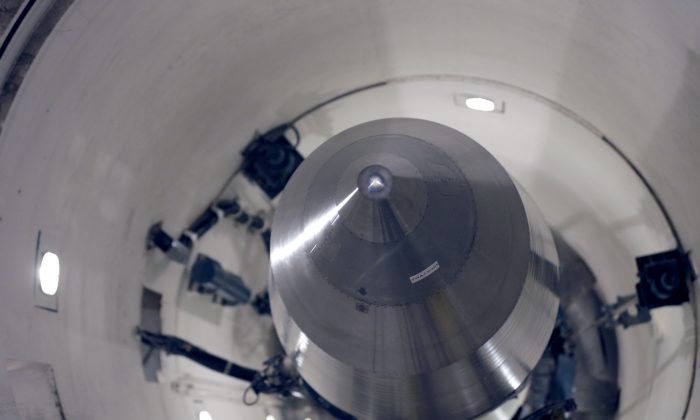 Một phi đạn Minuteman 3 không hoạt động trong ống phóng huấn luyện tại Căn cứ Không quân Minot, North Dakota, vào ngày 25/06/2014. (Ảnh: AP Photo/Charlie Riedel)