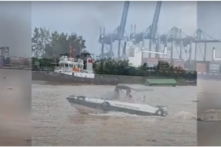 Tàu biển Singapore va chạm sà lan, 9 thùng container rơi xuống sông Đồng Nai